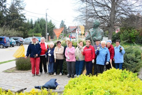 Idén tavasszal is rendbetették a Bory tér környékét az öreghegyi nyugdíjasok